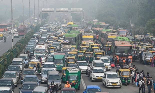 Motorists face ban due to heavy pollution in New Delhi Photo: Prakash Singh / AFP