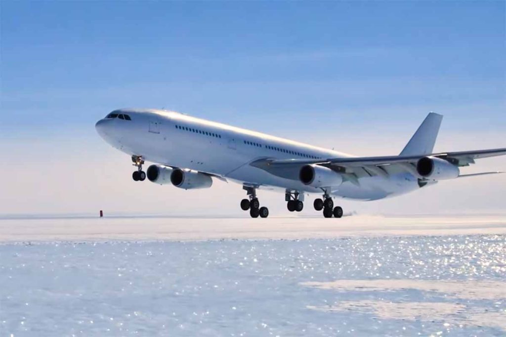 Watch, from different angles, how the first landing of a giant Airbus A340 was in Antarctica