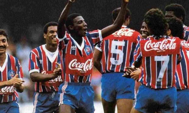 30º - Bahia (1989) - players celebrate winning Bahia's second win in the national competition.  Photo: Bahia's official website