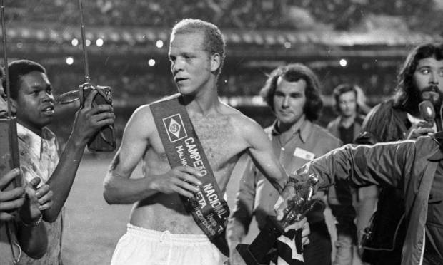 Twenty-third - Palmeiras (1972) - Ademir da Goya with the champion belt.  Photo: Archive / O Globo