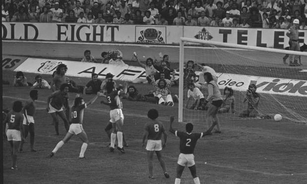 18th place - International (1975) - Figueroa (International Jersey 3) leads the way in the victory over Cruzeiro.  Photo: Archive / Agency O Globo