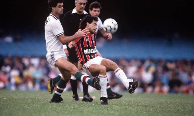 15th place - Sao Paulo (1986) - Careca tries to pass Fluminense's Vika in the 1986 Brazilian National Championship. Photo: Hipolito Pereira / Agência O Globo