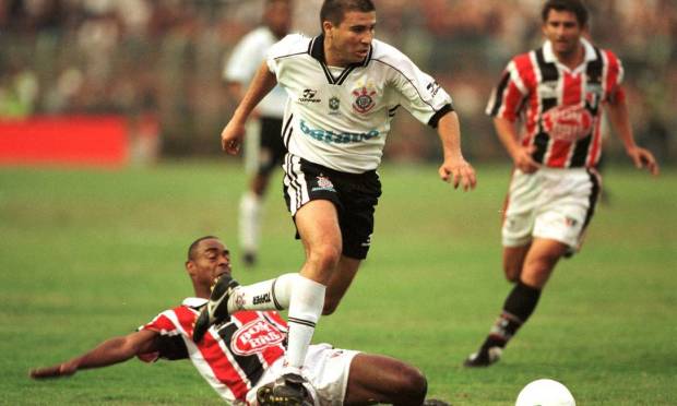 Tenth - Corinthians (1999) - Luisao passes through Wagner from São Paulo.  Photo: Reginaldo Castro / Lance!