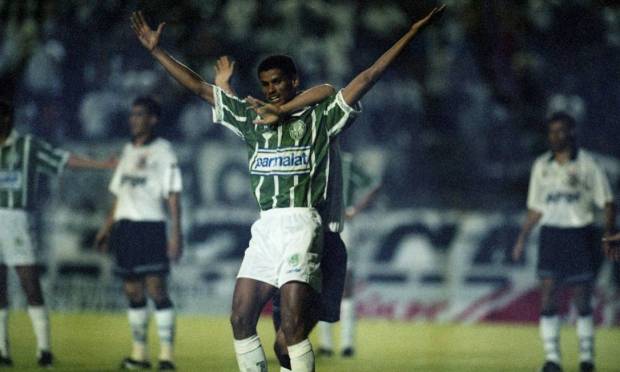 V - Palmeiras (1994) - Rivaldo celebrates a goal against Corinthians in Bacaembu.  Photo: Marcos Issa / O Globo