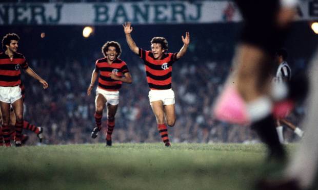 3rd place - Flamengo (1980) - Zico runs to the team in a match against Atlético MG.  Photo: Anibal Philot / O Globo