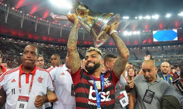 1st - Flamengo (2019) - Gabigol lifts the trophy at the end of a historic year under Jorge Jesus.  Photo: Carl de Sousa/AFP