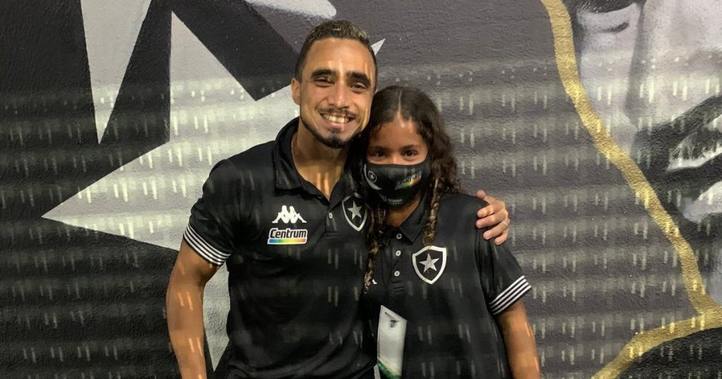 Giovanna Waxman goes to the Botafogo match and wins the Rafael shirt.  It will be loaned to international