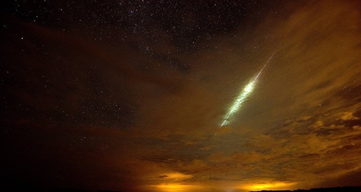 Green light emitting fireball crosses UK night sky (video)
