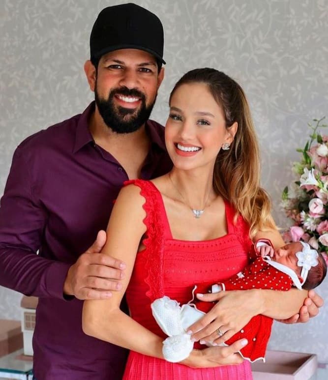 Sorocaba and his wife leave the maternity hospital