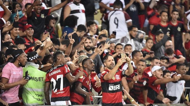 Flamengo players take a selfie when scoring against Ciara in the Maracana - clone / GE - clone / GE