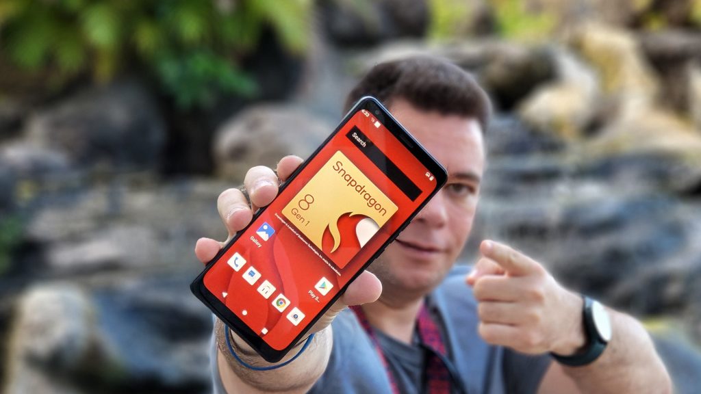 Qualcomm announces first generation Snapdragon 8, chipset-enhanced mobile phones, and more |  Holding hands