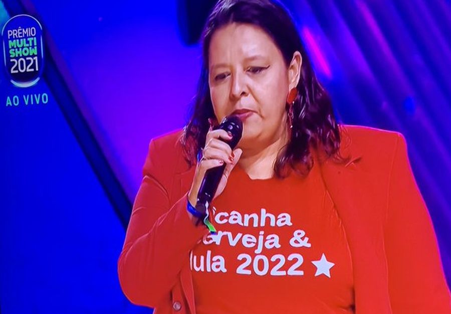 Producer participating in the Multishow Award with "picanha, beer and Lula 2022" T-shirt