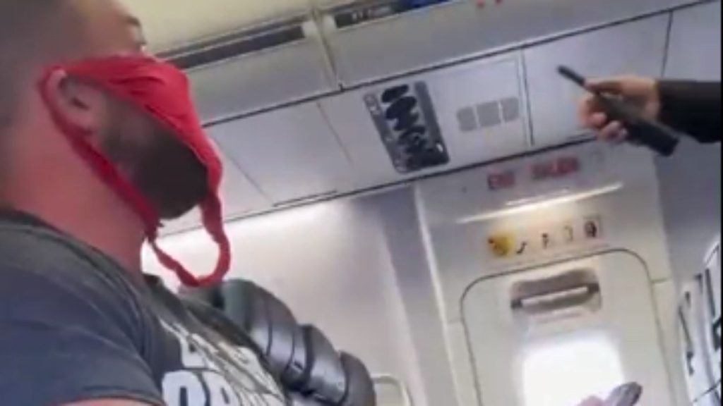 Denialist wears G-string against Covid and gets kicked out of flight |  last second
