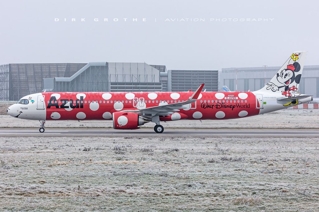 Azul plane takes off with a mini board for the first time surrounded by snow