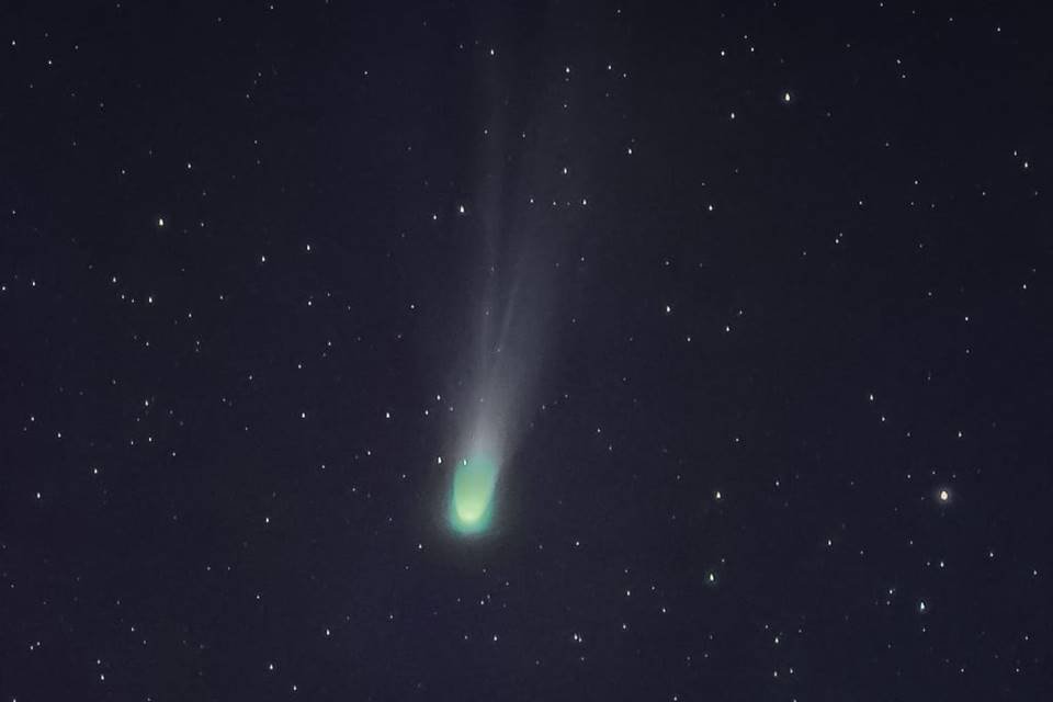 On Christmas Eve, Comet Leonard spreads across the skies of Brasilia