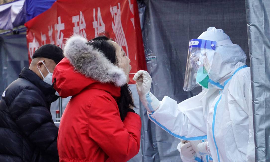 Patient undergoes Covid-19 testing at Xi & # 039;  Shaanxi province, northern China, amid a new outbreak of the disease Photo: STR/AFP