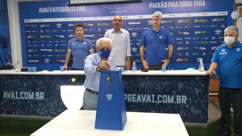 Former President Nerio do Valle Pereira, at the age of 93, was the first to vote.  applause and emotion in risacada & # 8211;  Photo: Alceu Atherino / Avaí FC