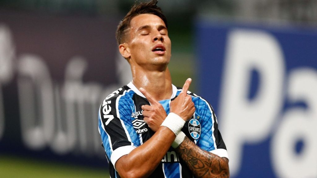 Fenerbahce is showing interest and is negotiating with Grêmio to hire Fereirinha . striker