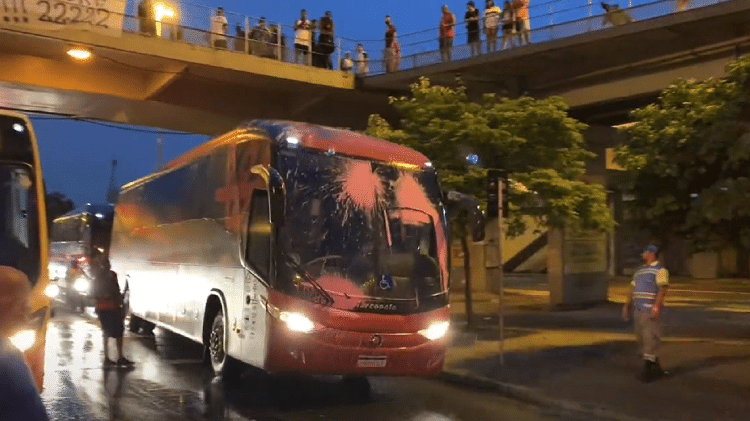 Flamingo bus attacked with paint on its arrival in the Maracana - clone - clone