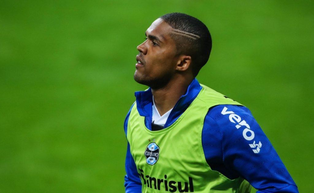Radio Guaíba journalist claims Douglas Costa is negotiating with another Brazilian club and angers Grêmio fans