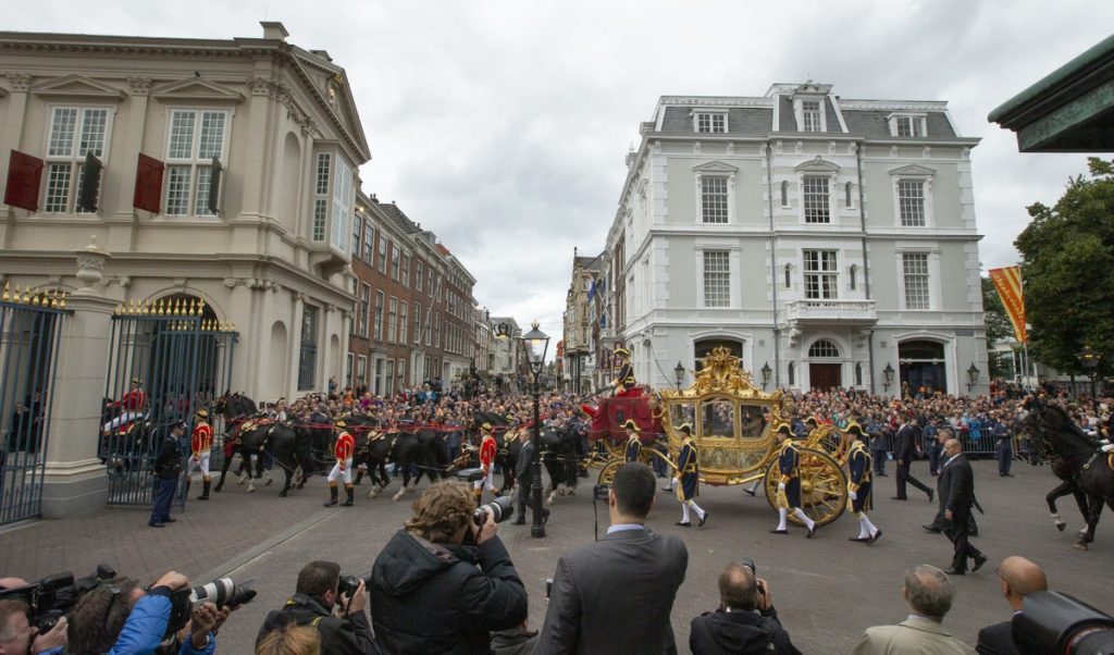 The King of the Netherlands retires with a golden chariot bearing the image of black slaves |  Globalism