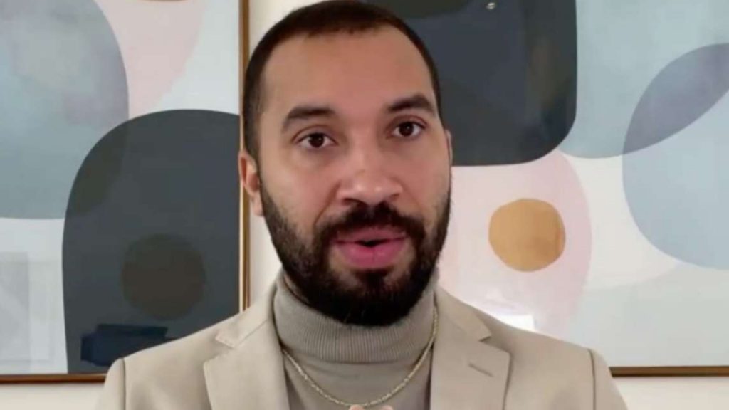 Gilles de Vigor celebrates professional success: ‘Speaking in London’