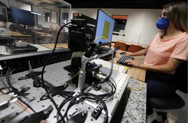 Microscópio de força atômica, no laboratório de equipamentos especiais da Ilum