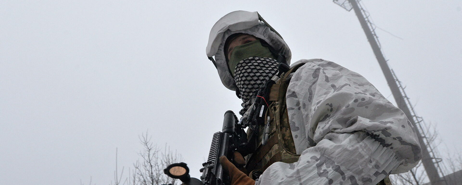 Soldier of the Ukrainian Armed Forces near the line of contact in the Donetsk region of Ukraine 11 February 2022 - Sputnik Brazil, 1920, 19.02.2022