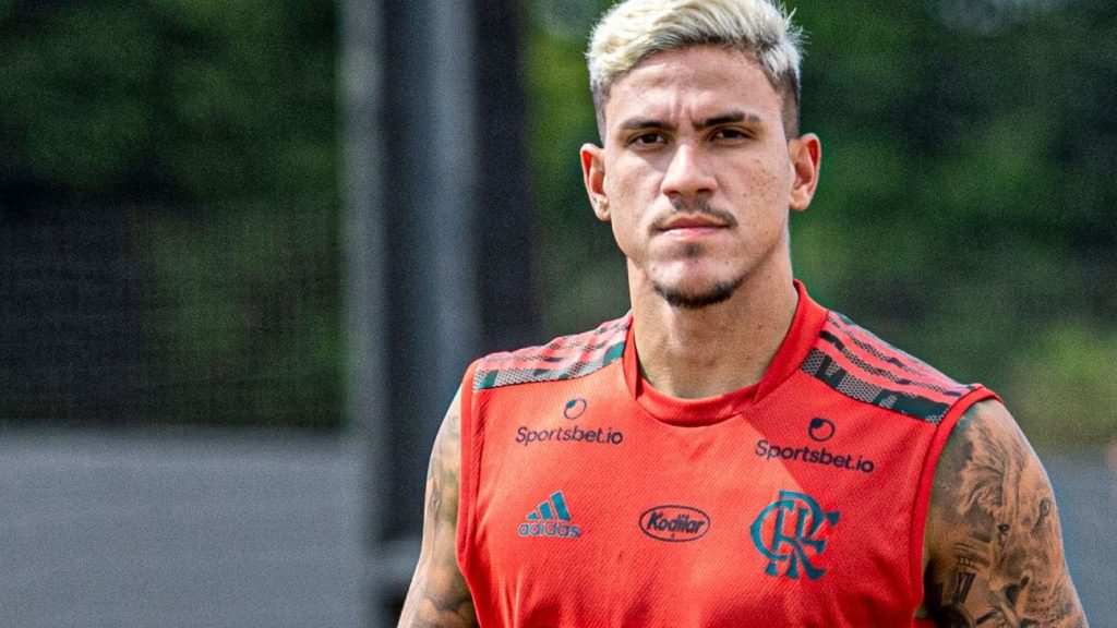 Palmeiras makes an offer to Pedro, who is interested, but the Flamengo objects to the negotiations;  see details