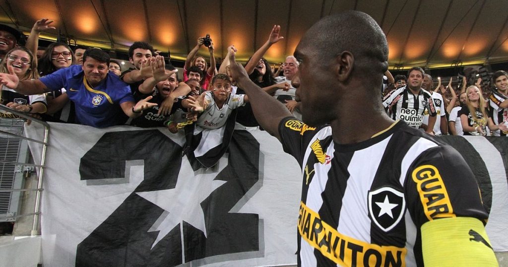 Recent experiments with Seedorf and Loco Abreu can help Botafogo by Cavani, says commentator: “It has weight”