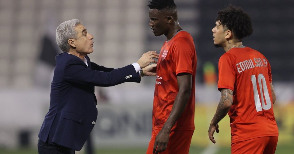 The column refers to Luis Castro as the “certainty of entertainment and offensive football” in Botafogo