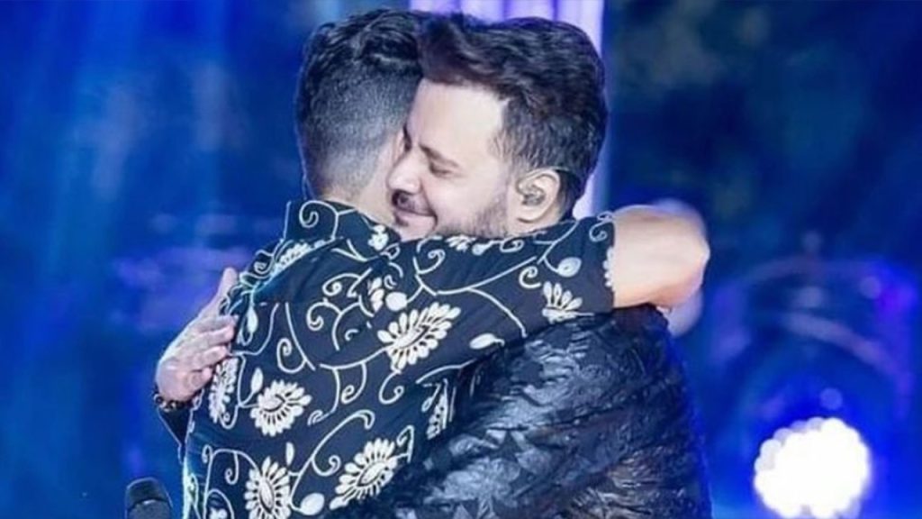 João Neto abraçando Frederico em show