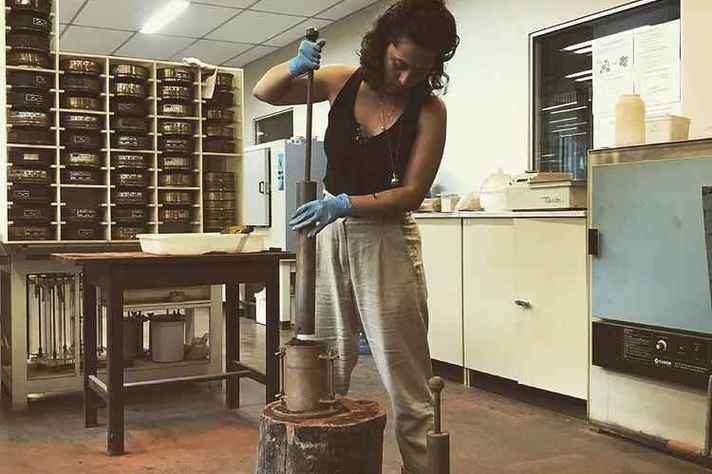 personal archive Allen Rock in lab work. The researcher decided to seek to improve the conditions of study and work outside Brazil