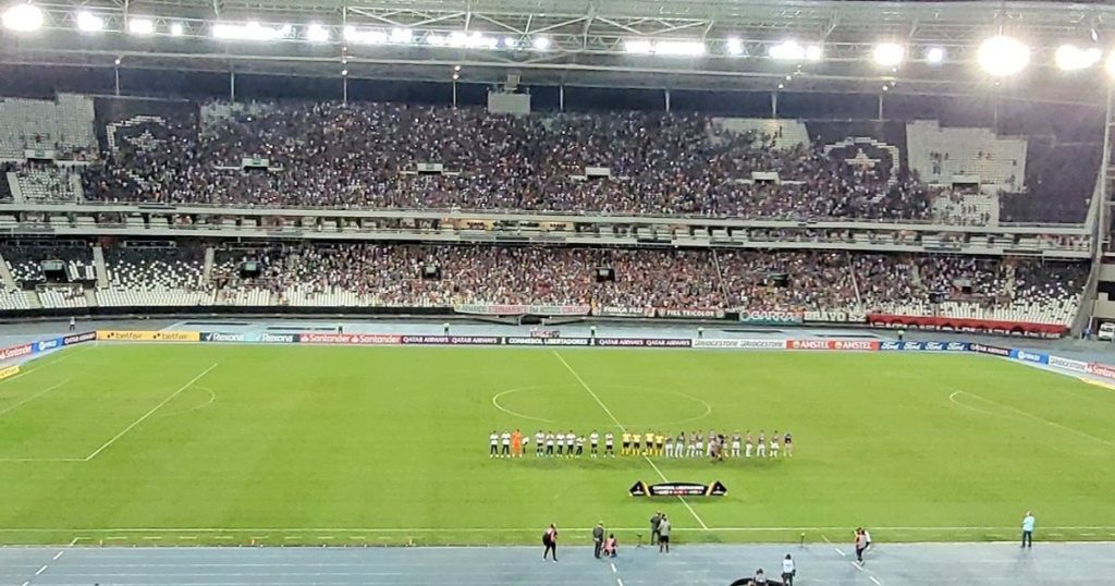 Fluminense fans put fewer people at Nelton Santos in Libertadores than Botafogo in a "friendly" match in Serie B;  Throwed a chair on the track