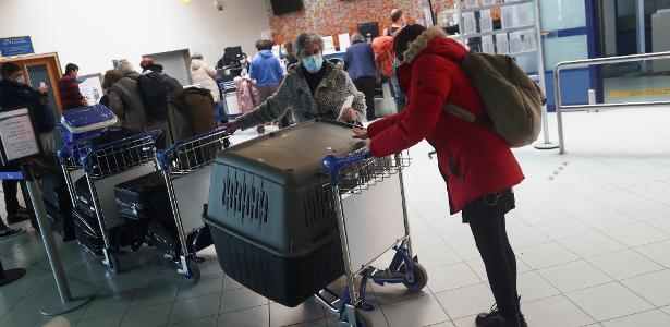 Residents leave the earthquake-hit island in the Azores