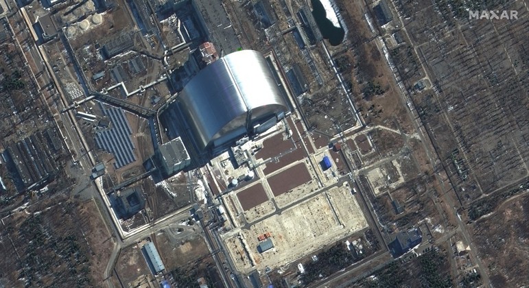 Russian army and Ukrainian guards control the Chernobyl and Zaporizhzhya factories