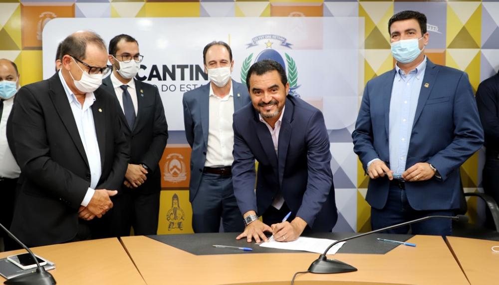 Upon launching the science and technology program, Governor Wanderlei Barbosa hands over a facility for researchers and a laboratory to Unitins