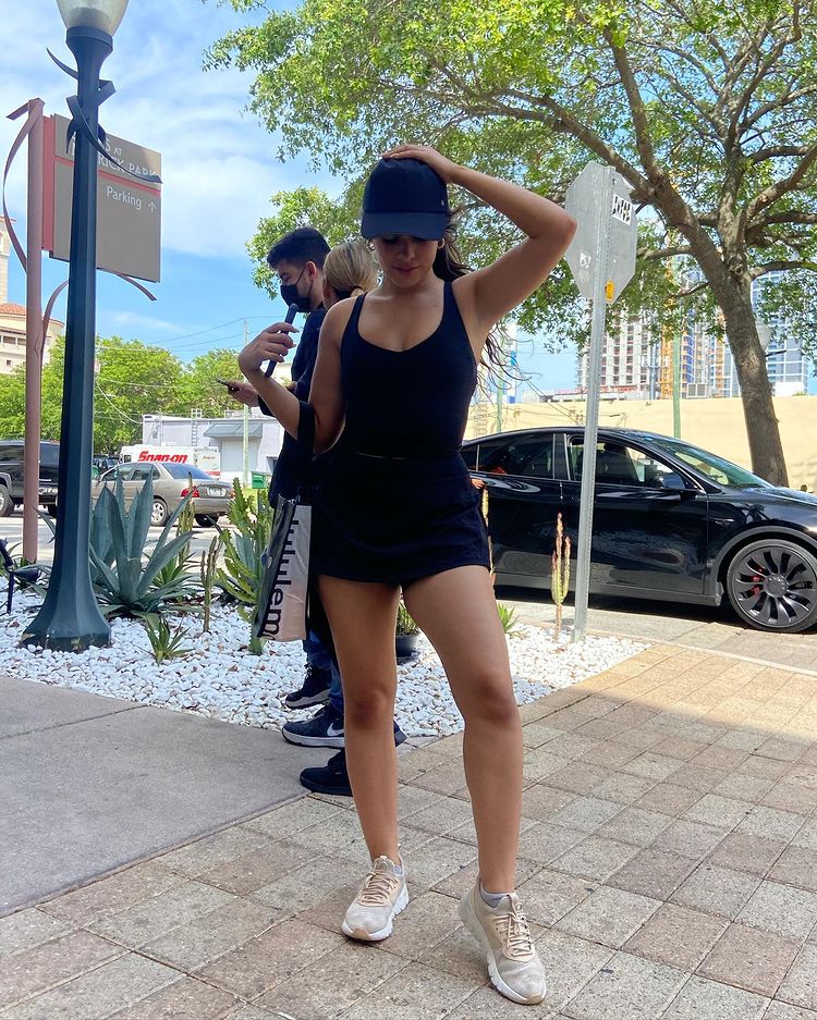 Camila Cabello saiu aproveitar um dia de sol em Miami, nos Estados Unidos. (Foto: Instagram)