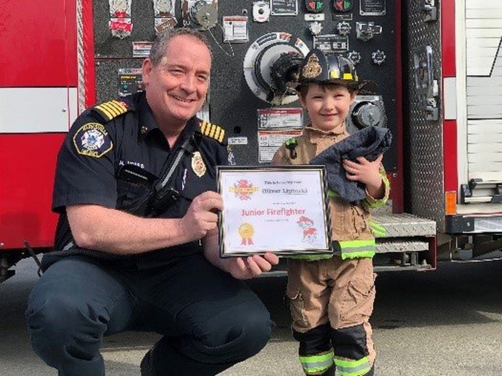 3-year-old boy trying to get a job in the fire department gets a job for 2034 |  Look how cute it is