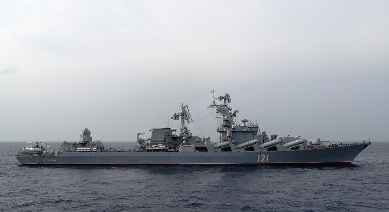 A Russian cruiser sank, leaving 37 dead, according to a Russian portal