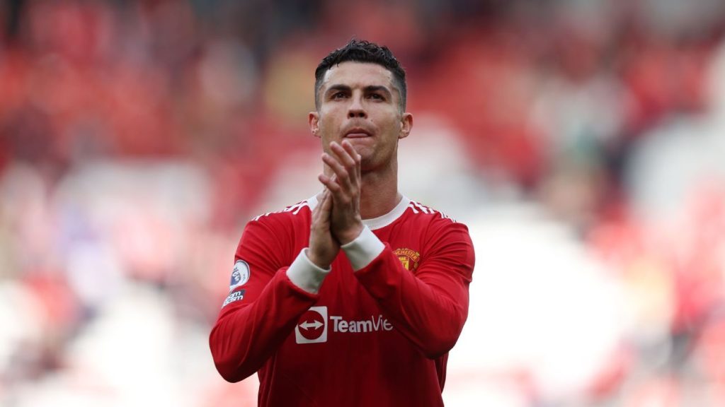 A newspaper gives Cristiano Ronaldo a score of 9 after a hat-trick, and the Brazilian's performance exploded in United's victory: an "embarrassment"