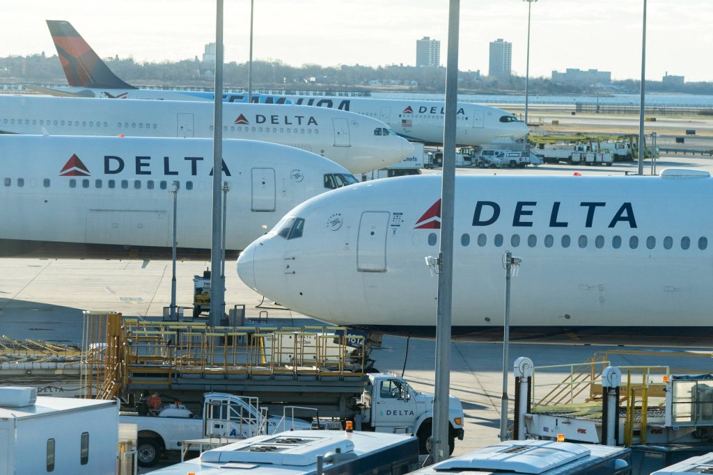 Delta plane makes emergency landing in US due to broken glass - 02/04/2022 - World