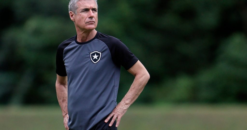 Luís Castro goes to the PF to authenticate documents, and Botafogo provides input to show the coach's name in BID