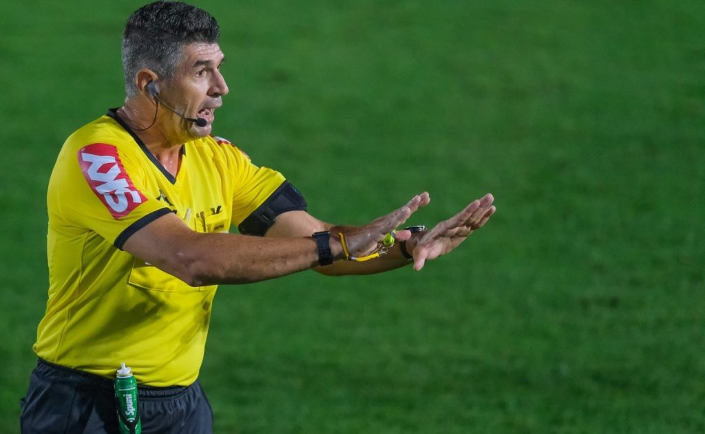 Referee Marcelo de Lima is not silent and points out the difference between the Santos fans: “The stadium is beating”