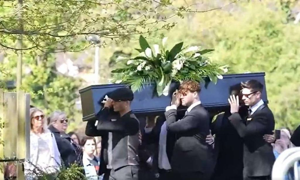 Tom Parker's coffin was carried by the "Wanted" members.  Watch the video - Zoeira
