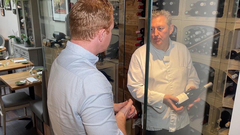 Tough adaptation of French and other foreigners to the UK