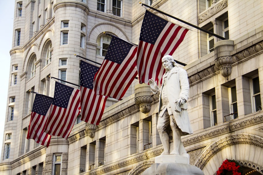 US GDP drops 1.4% in the first quarter;  Expectations were for a rise of 1.1%.