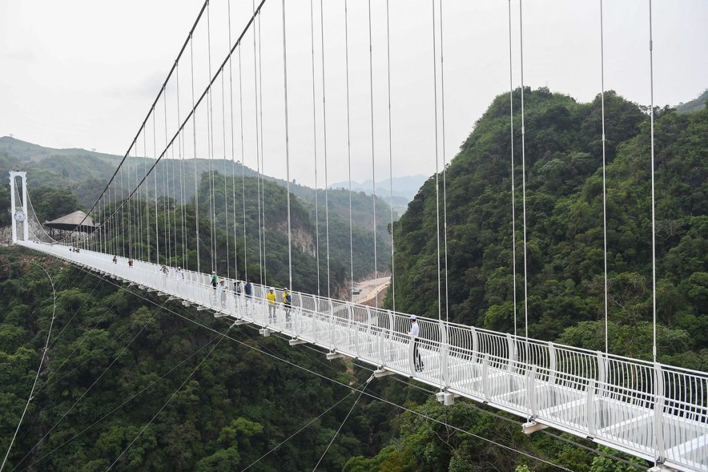 Vietnam opens a stunning glass bridge between two mountains |  Travel and Tourism