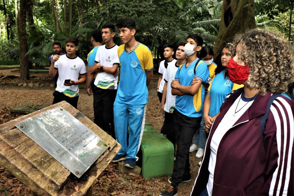 Public school students visit Bosque das Ciências for the school's science program