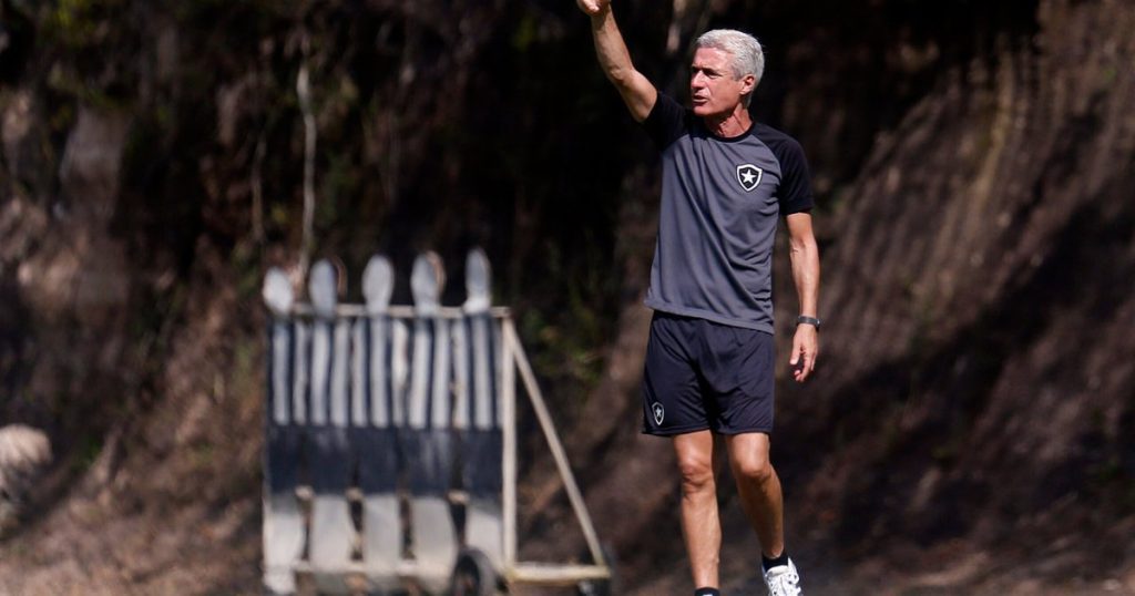 Beyond victory: Over Curitiba, Luis Castro seeks to find the perfect midfield for Botafogo